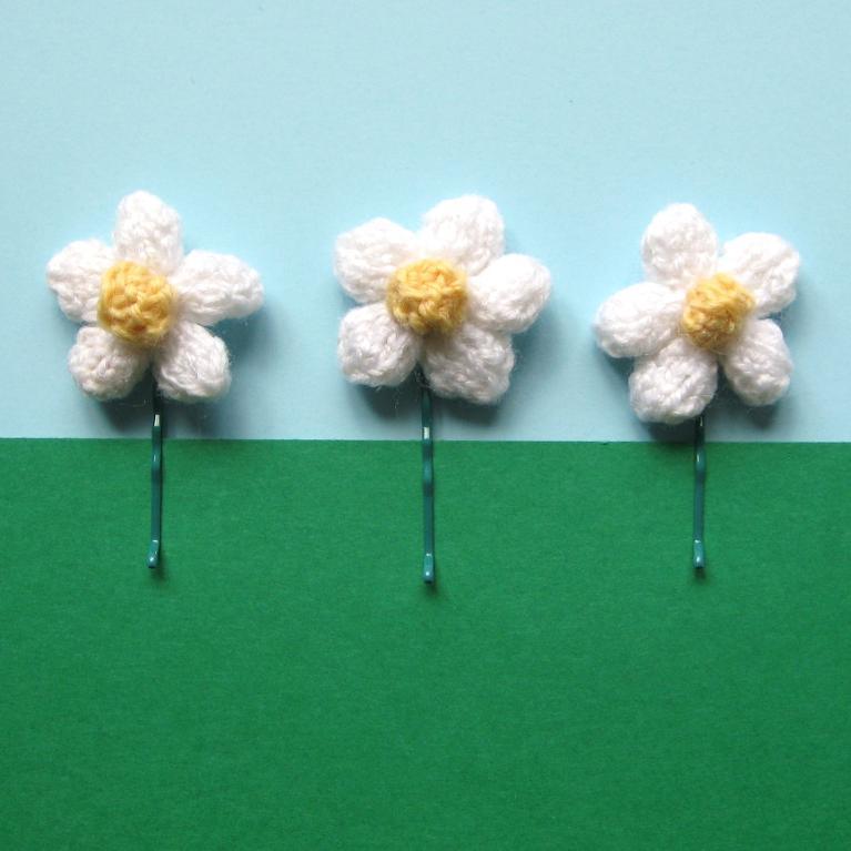 Daisy Hair Clip knitting pattern