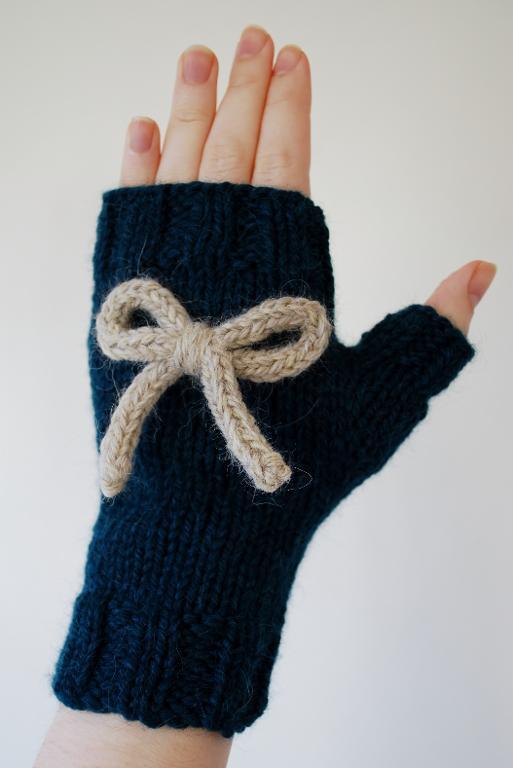 Take a Bow gloves knitting pattern