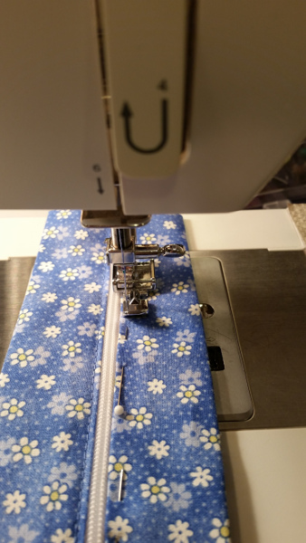 sittiching fabric to zipper