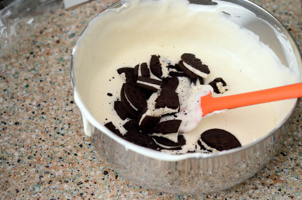 How to Make Cookies n' Cream No-Churn Ice Cream
