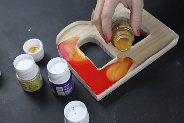 Pouring fantasy prisme paints