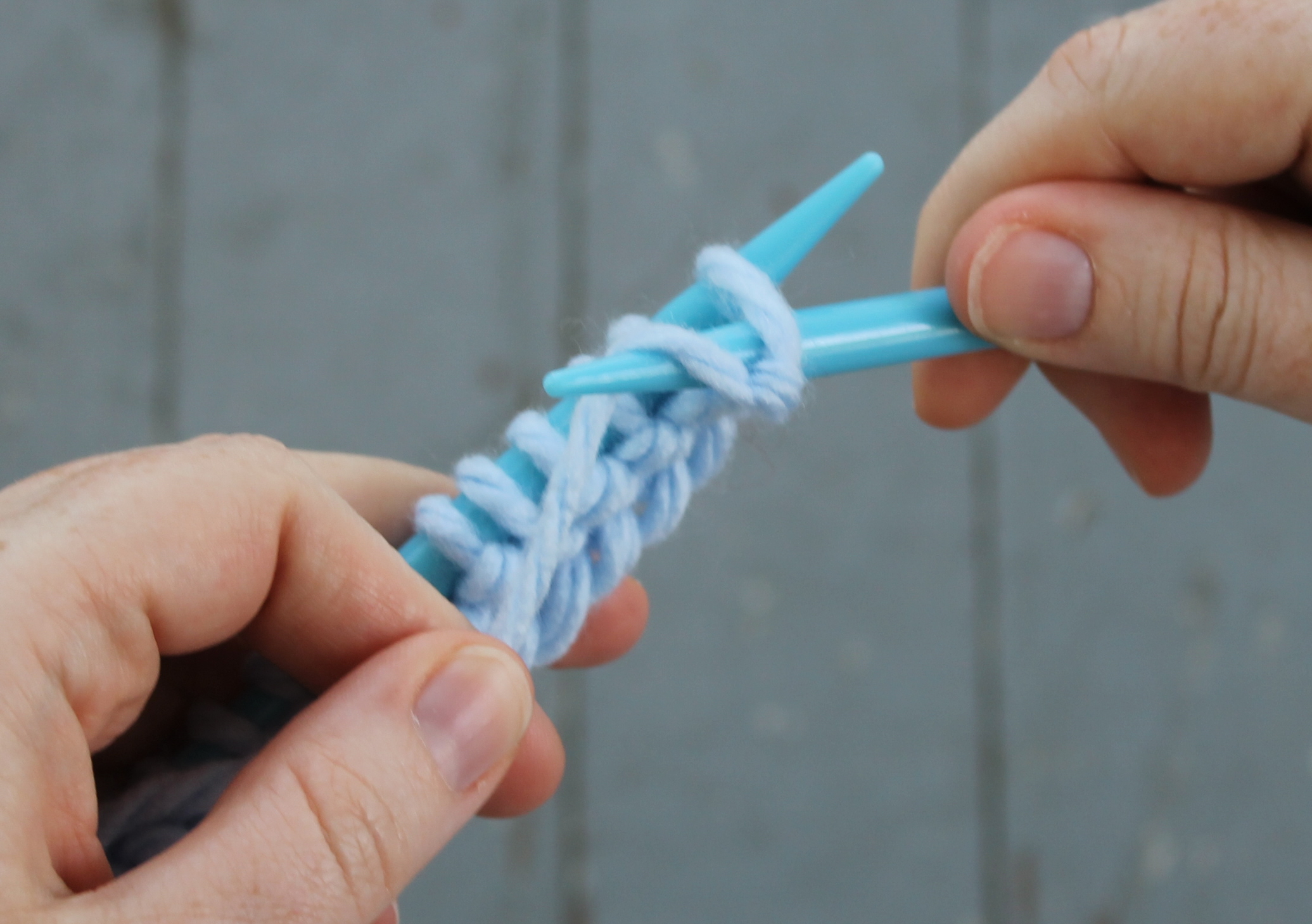 Wrapping yarn to knit a purl stitch