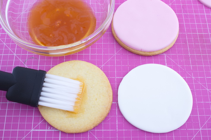 Brush cookies with apricot jam