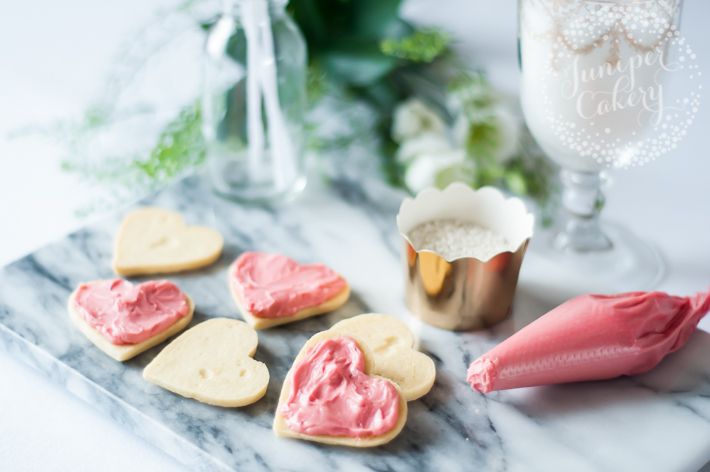 Make this cute cookie pops for a fun wedding party