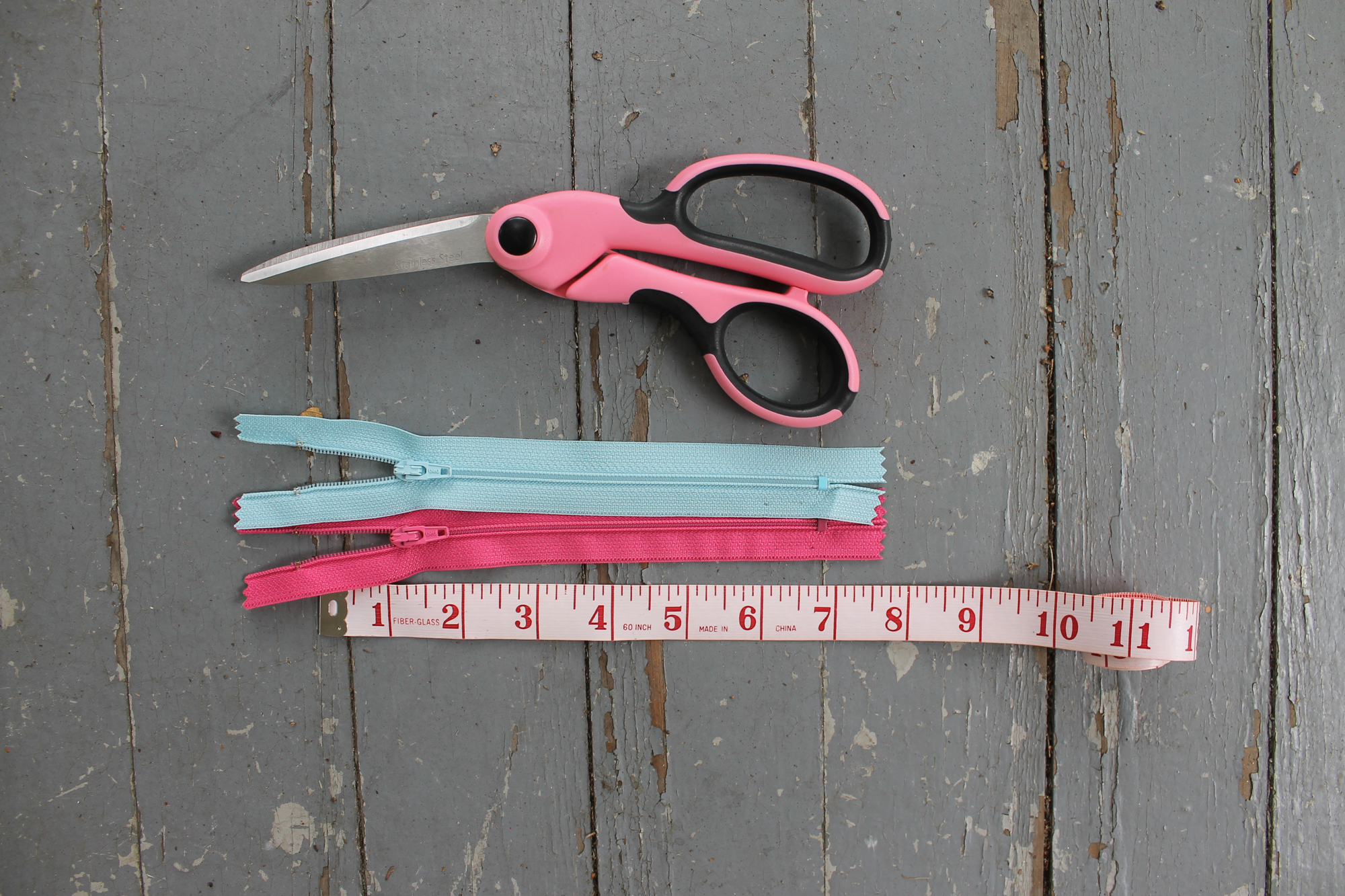 Cutting zippers for a bracelet