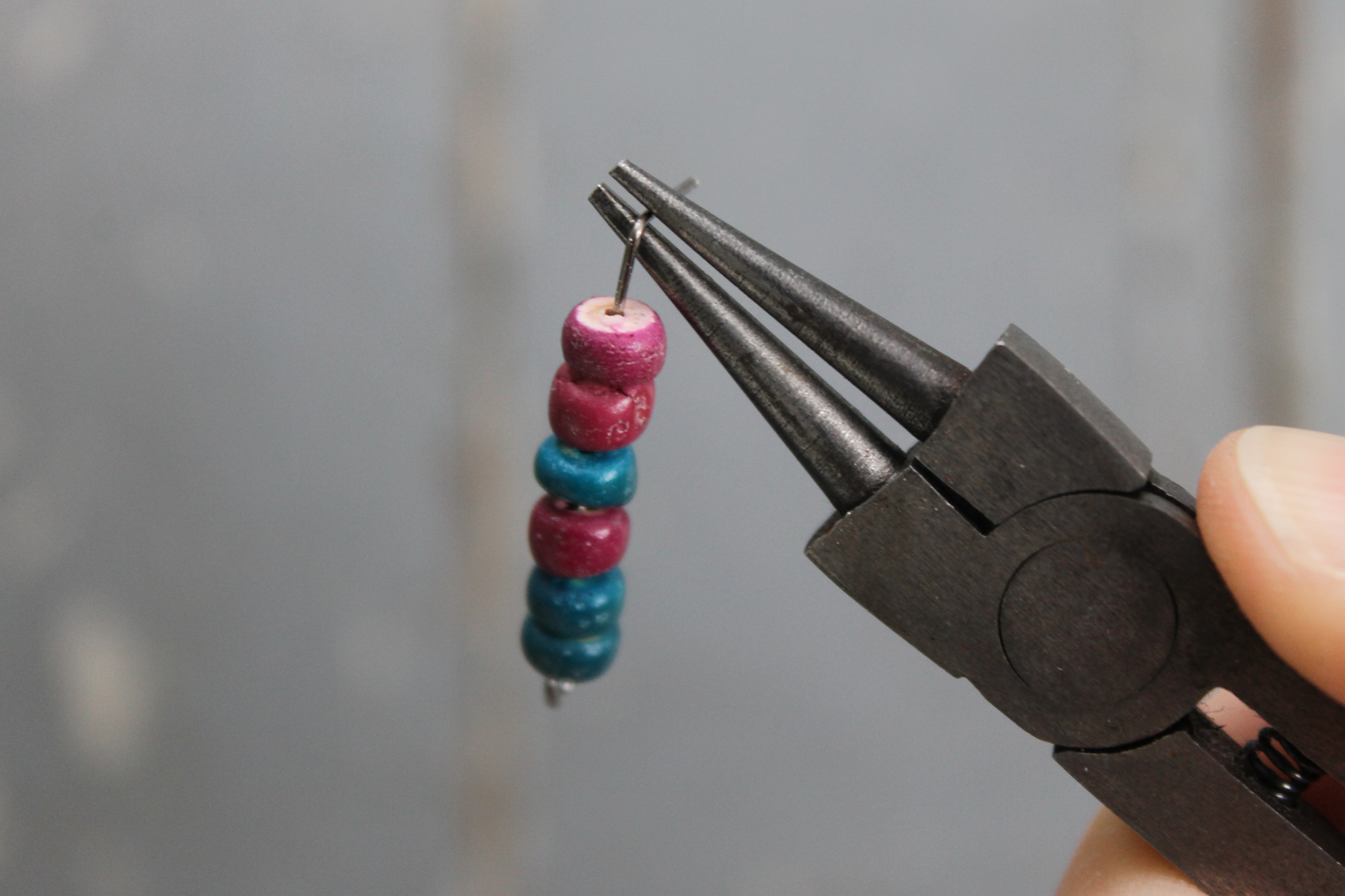 Eye pin with round nose pliers