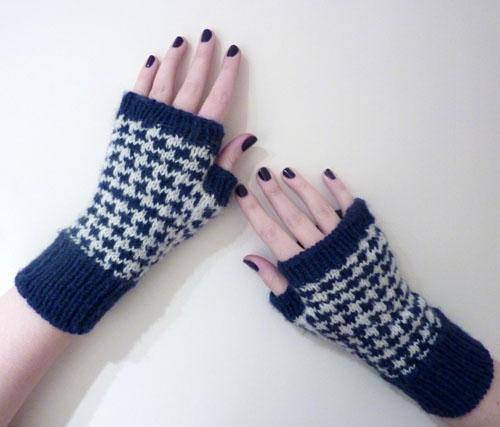 Houndstooth Handwarmers FREE Knitting Pattern