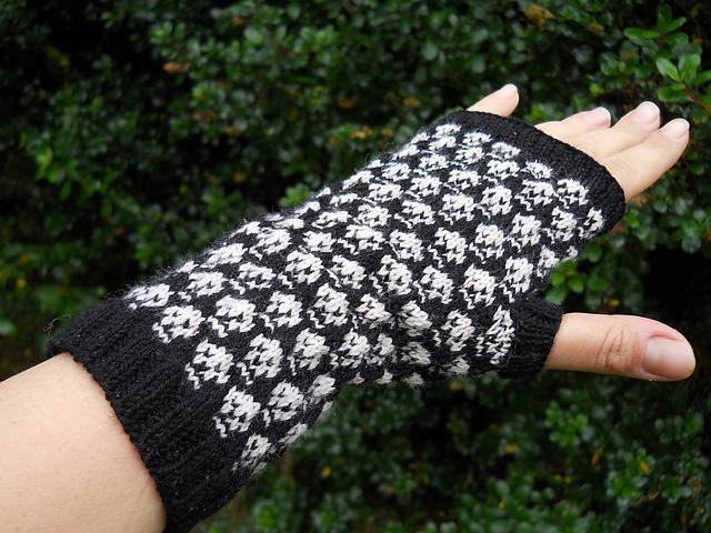 Slip Stitch Skull FIngerless Gloves Knitting Pattern