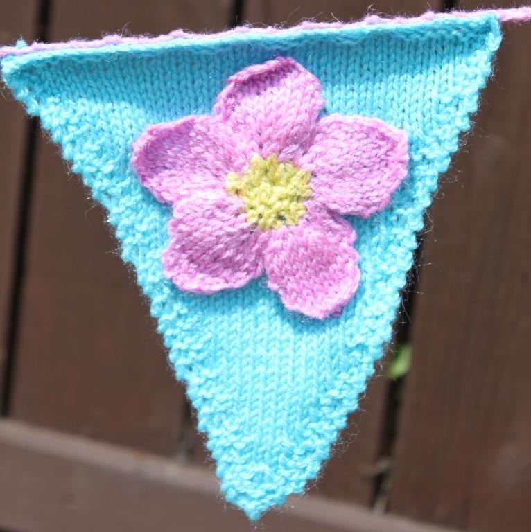 Flora Bunting Garland FREE Knitting Pattern