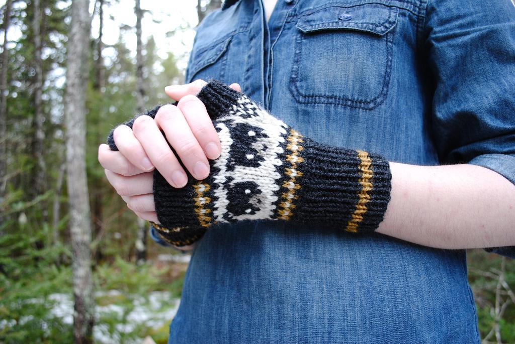 Black Bears Mittens