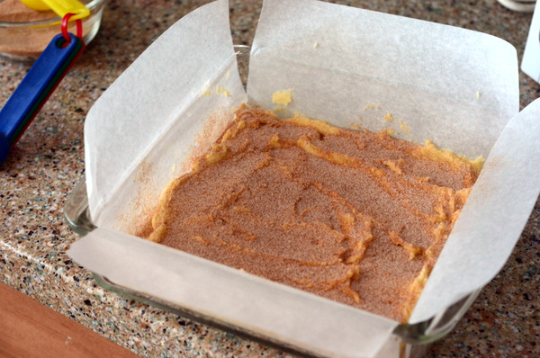 Topping Snickerdoodle Bar Cookies with Cinnamon Sugar
