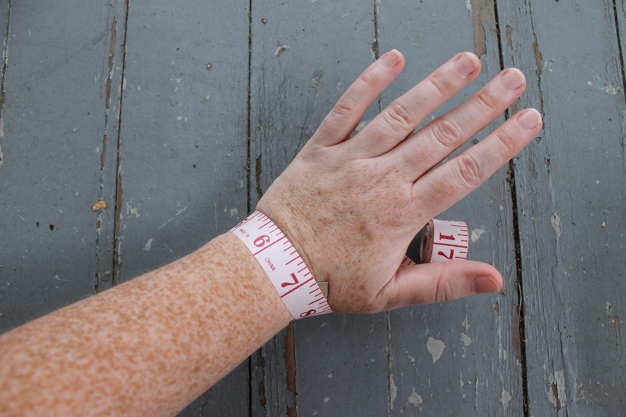Measuring your wrist for the zipper bracelet