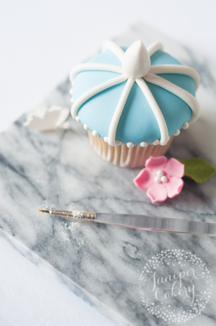 Use this handy tutorial to make romantic birdcage wedding cupcakes!