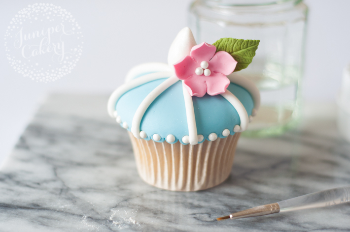 How to make pretty wedding cupcakes