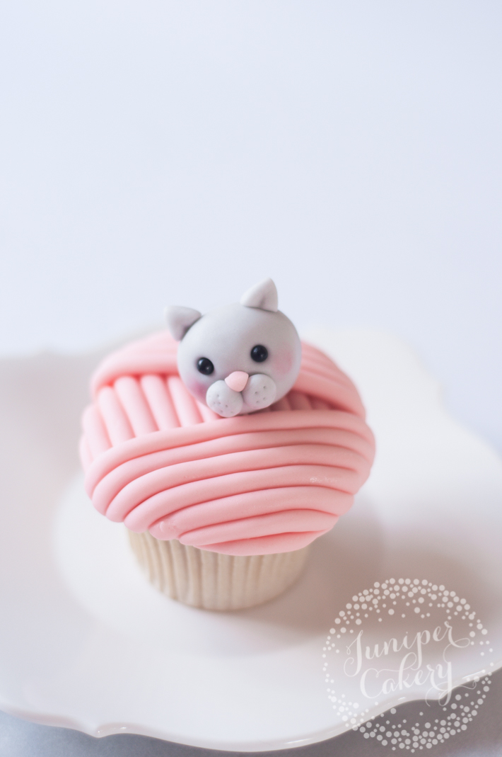 Decorate perfect cupcakes with this playful cat cupcakes tutorial