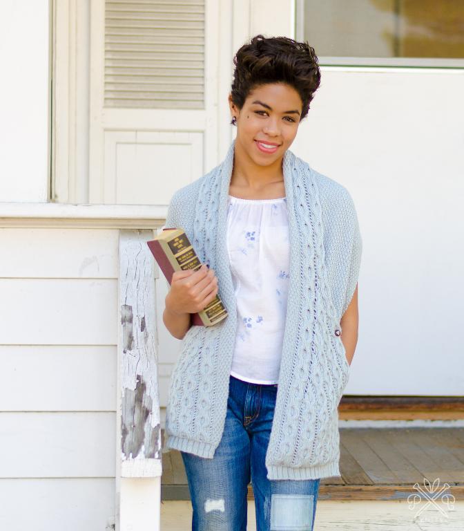 Cabled Scarf with Pockets