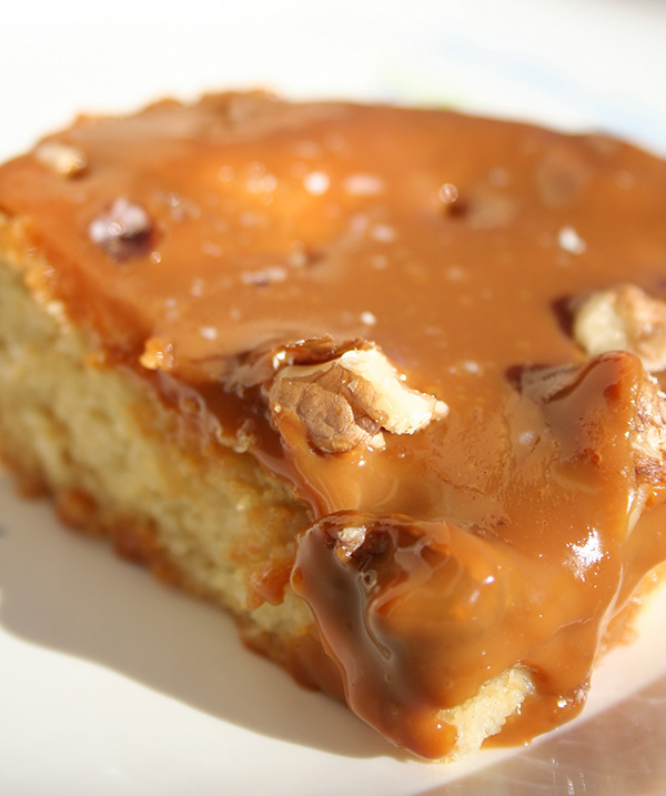 Caramel topping on cake