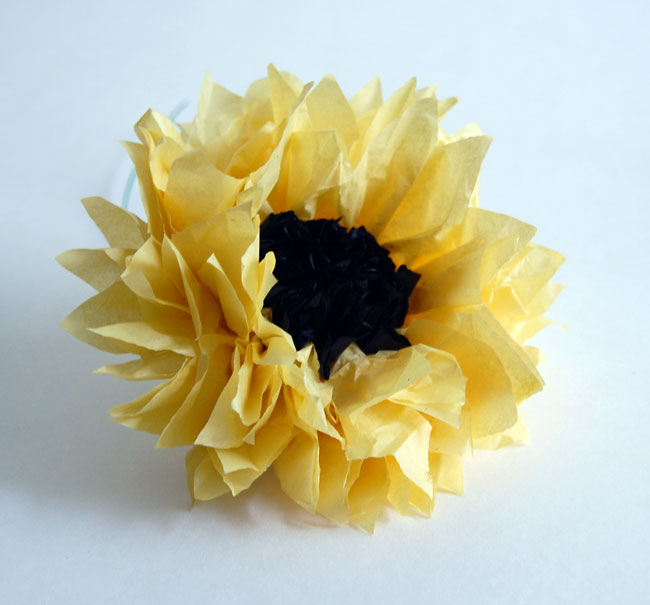 Completed tissue paper daisy
