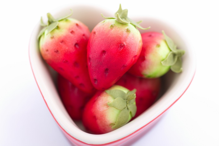 Real-looking fondant strawberries