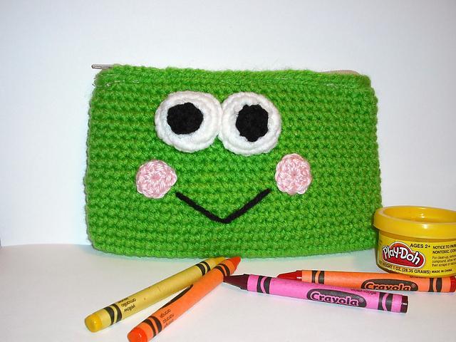 frog amigurumi pouch