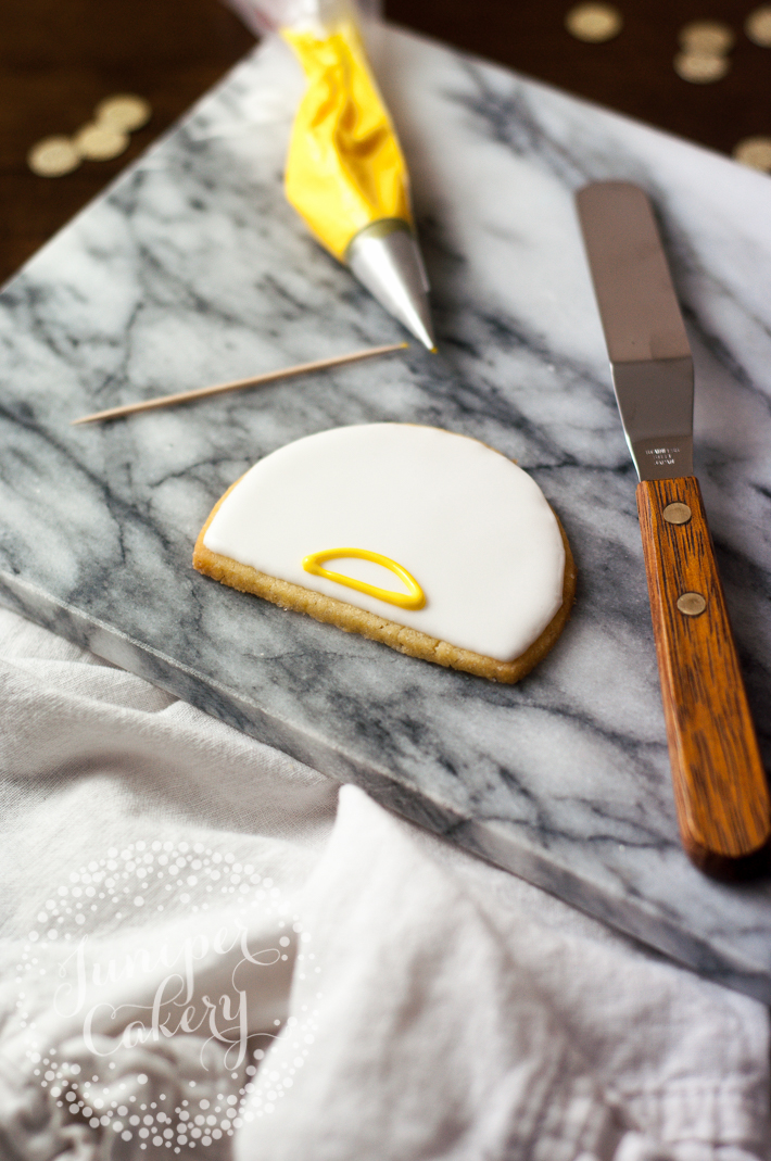 Step by step guide for stand-up Menorah Hanukkah cookies