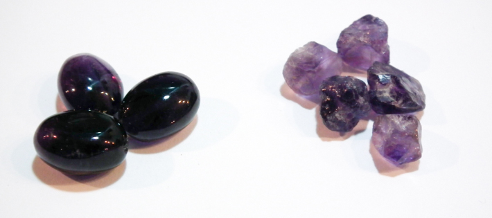 Piedras moradas para hacer joyas