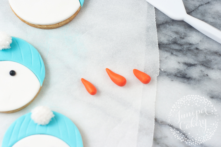 Make these fun snowman cookies for Christmas