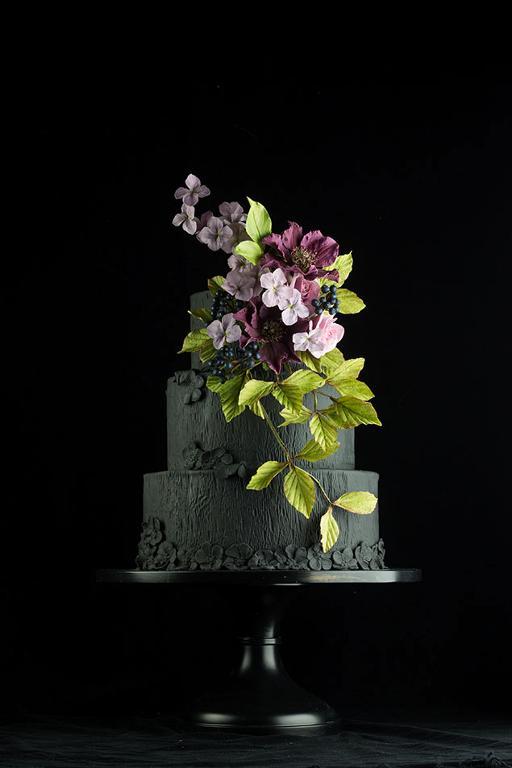 Black floral wedding cake by Bluprint member ModernLovers