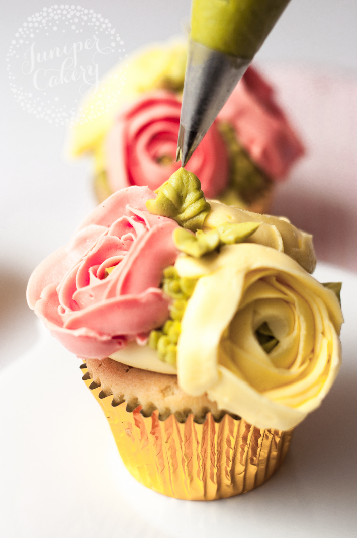 Ranunculus flower cupcake tutorial