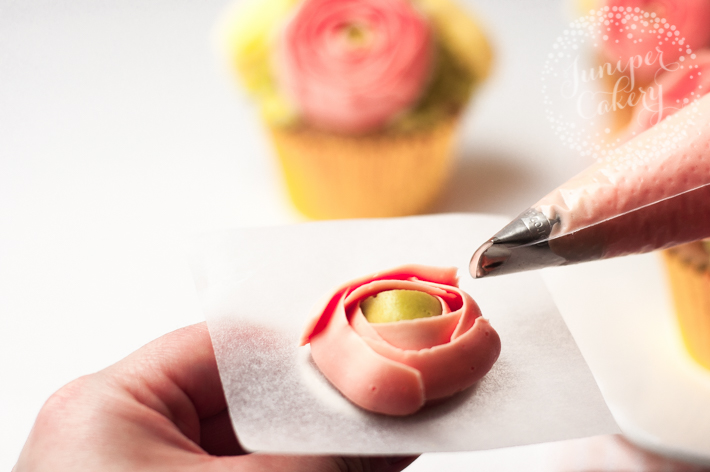 Step by step tutorial on how to pipe buttercream flower cupcakes