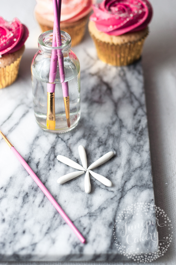 Tutorial for fondant snowflakes