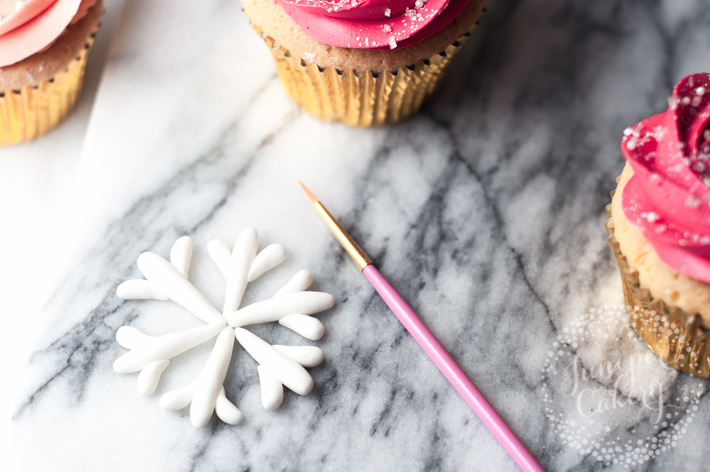 Tutorial - how to make fondant snowflakes for cakes and cupcakes