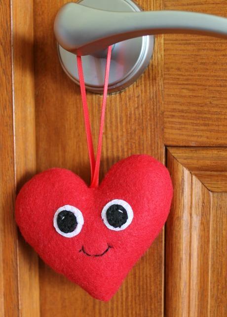 Remind someone you love them with this cute smiling heart!