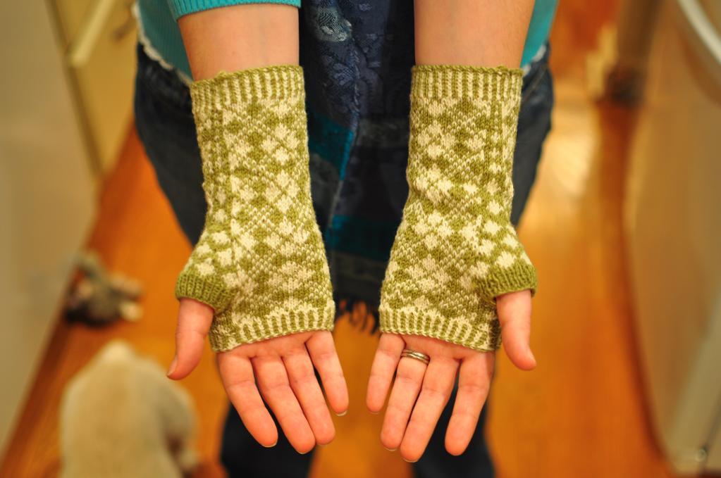 Argyle Wrist Warmers Knitting Pattern