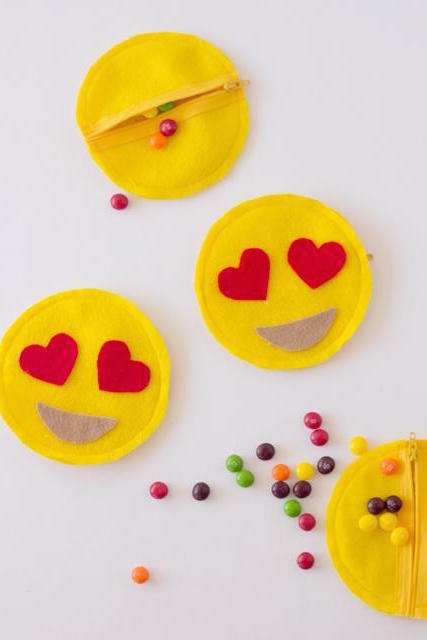 heart emoji zipper pouch vertical