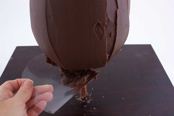 Coat cake with ganache