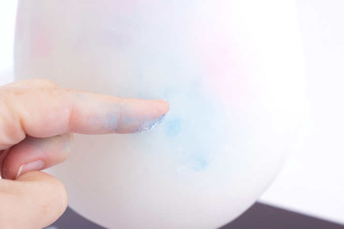 Dust cake using fingers