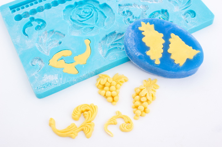 Molded fondant embellishments