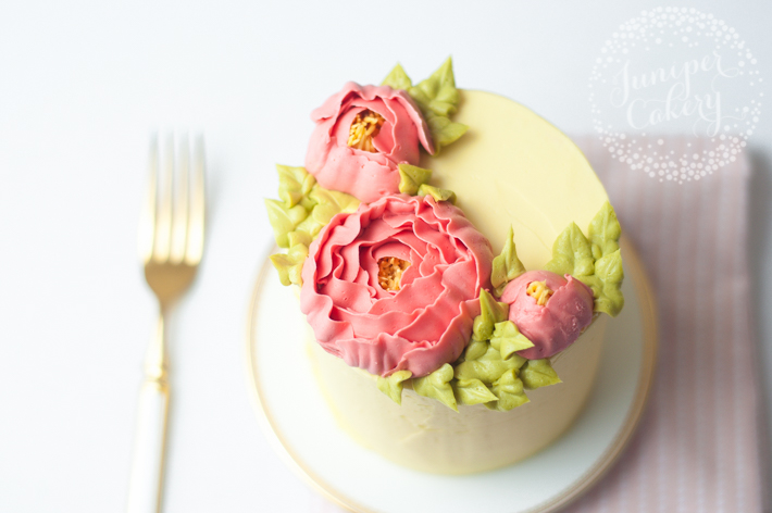 How to pipe buttercream peonies by Juniper Cakery