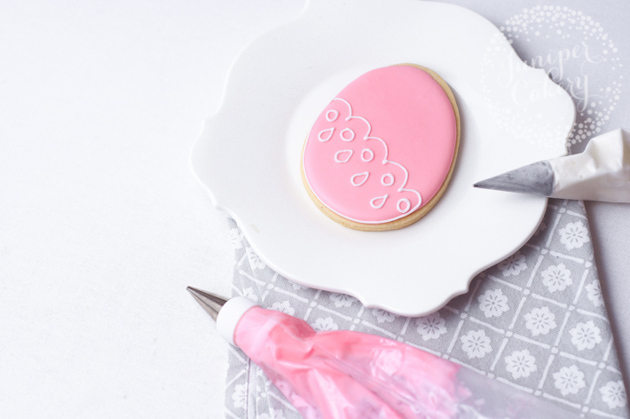 Easy royal icing tutorial for Easter sugar cookies