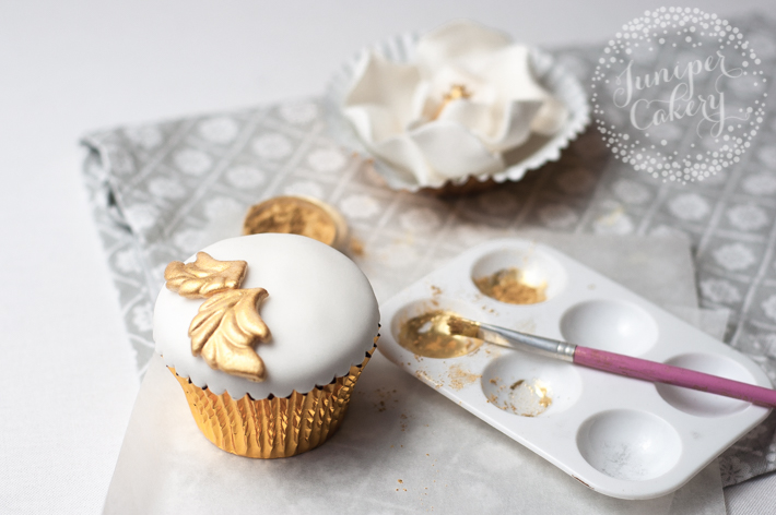 Sugar magnolia cupcake tutorial by Juniper Cakery