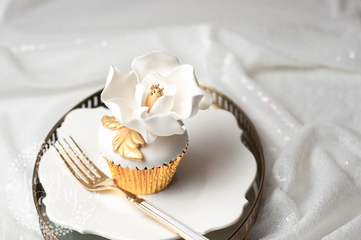 Glamorous sugar magnolia cupcake tutorial by Juniper Cakery