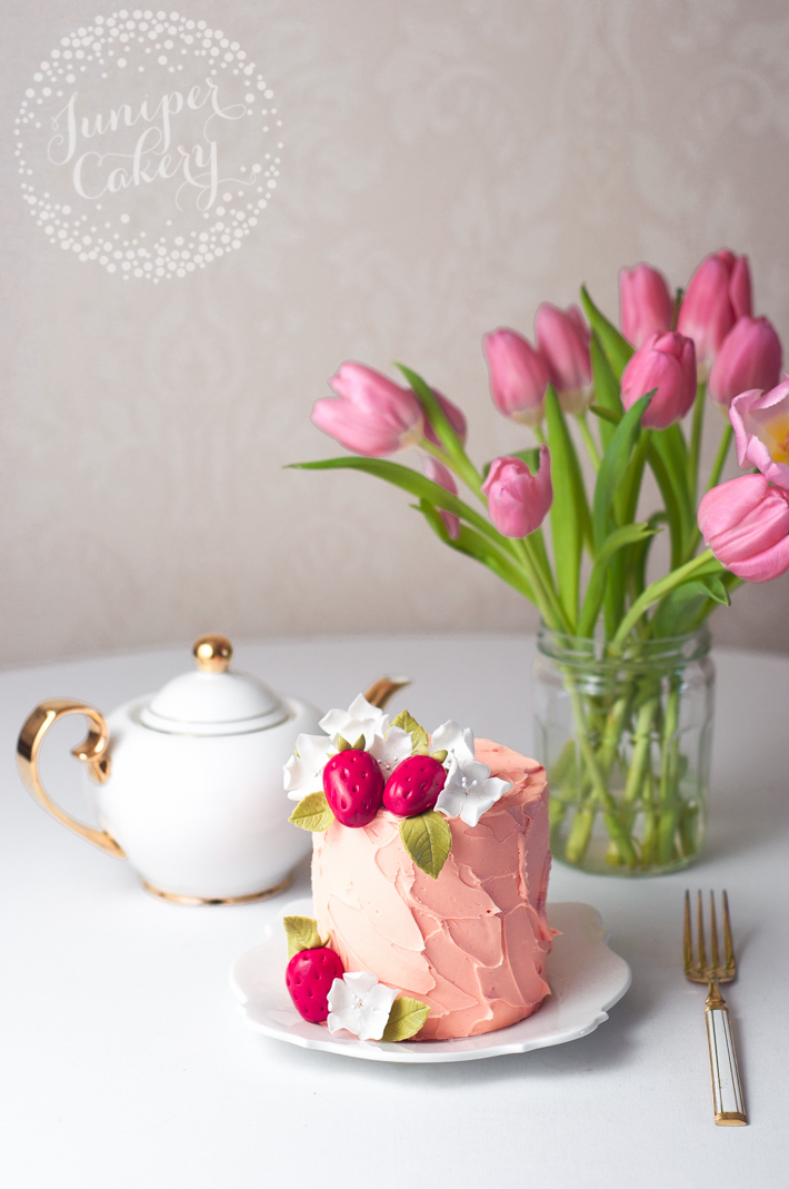 Make this strawberry mini wedding cake for your guests to enjoy