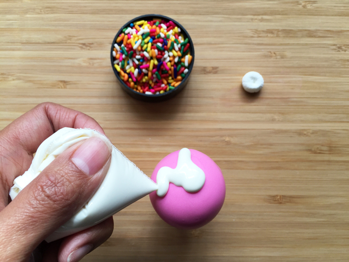 pipe white topping on ice cream cake pops