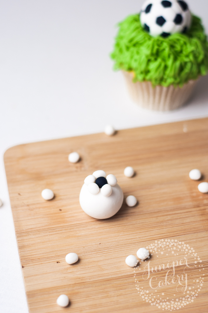 How to make a quick fondant soccer ball for cakes and cupcakes