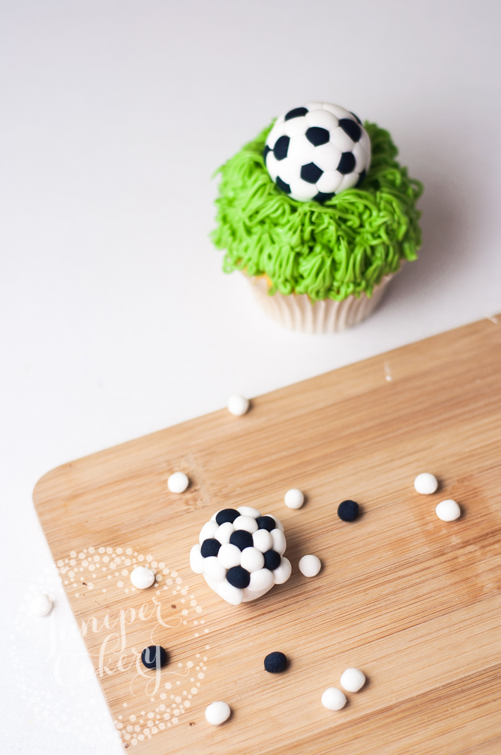 Quick tutorial for fondant soccer balls - perfect for cakes and cupcakes