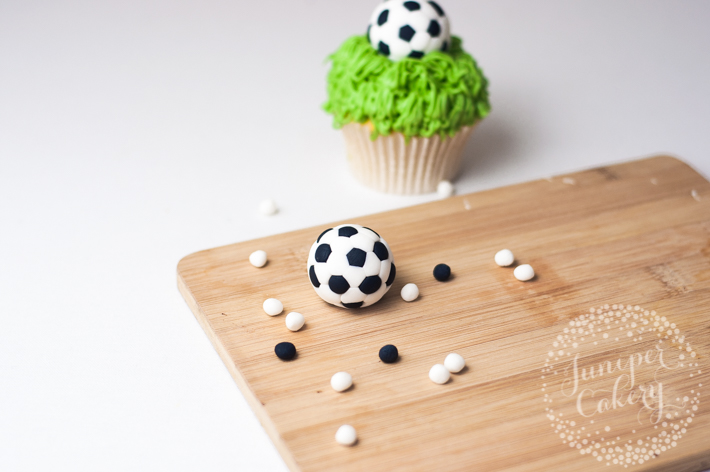 Step by step tutorial for easy fondant soccer balls