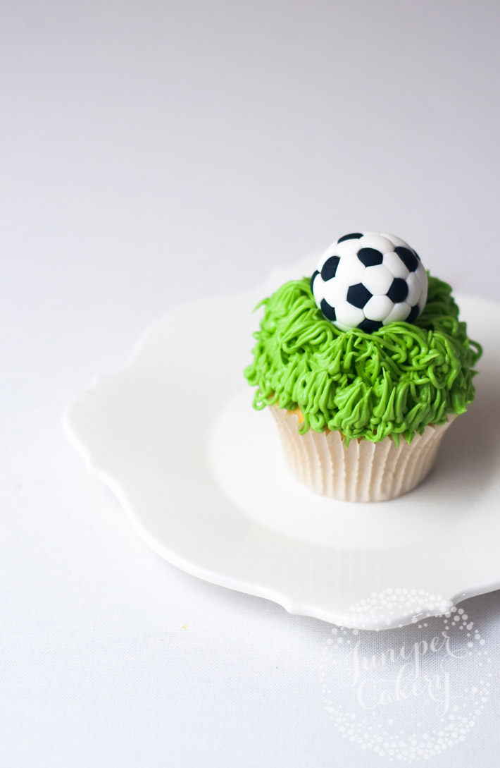 Learn how to make fondant soccer balls with this easy and quick tutorial