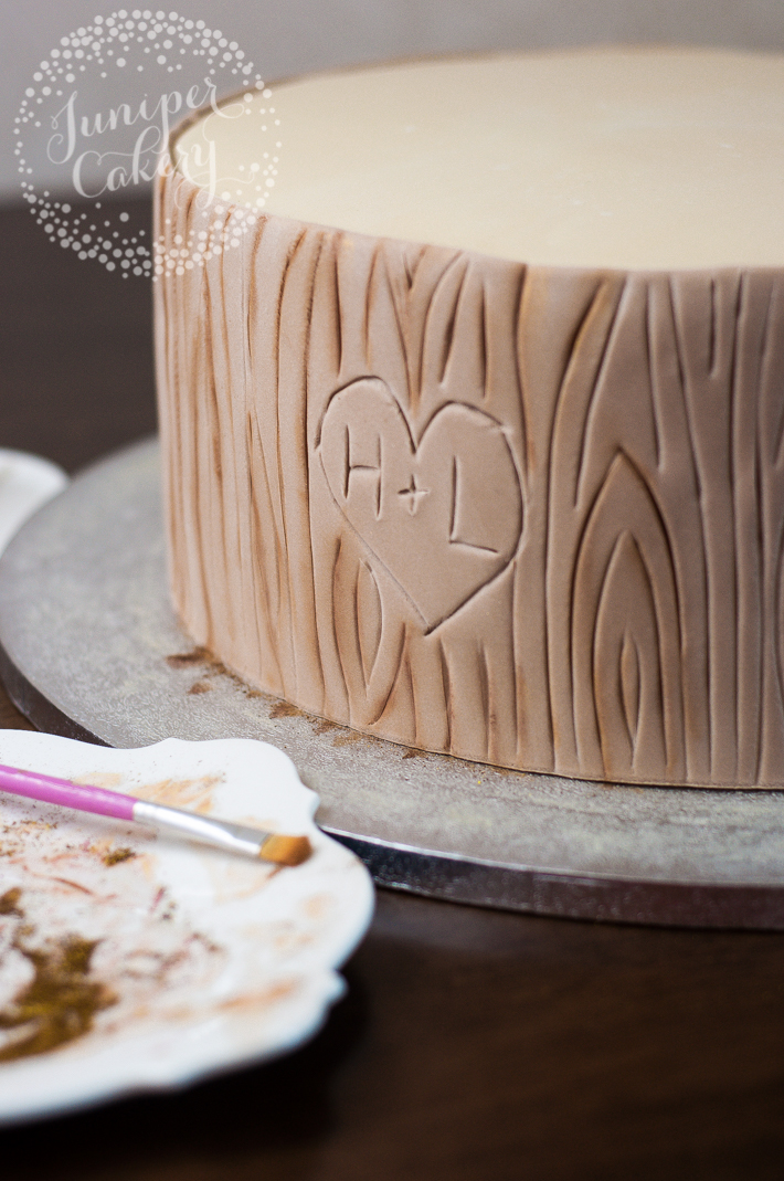 Tutorial on how to create a tree bark effect in fondant