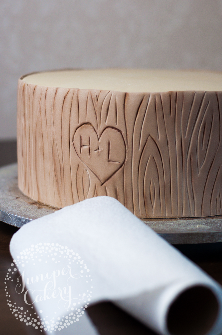 Step by step guide for creating a tree bark cake with fondant